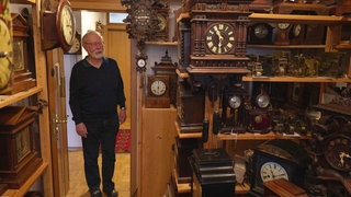 Peter Schlesselmann aus Binzen sammelt Schwarzwalduhren.