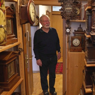 Peter Schlesselmann aus Binzen sammelt Schwarzwalduhren.