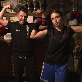 Familie Müller beim Box-Training.