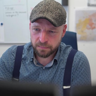 Manuel Köhler ist Kriminalhauptkommissar und Cold-Case-Ermittler