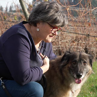 Hündin Tessa mit ihrem Frauchen Christiane Engler-Wiest.
