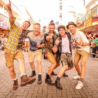 Die fünf Mitglieder der Band VOXXCLUB.