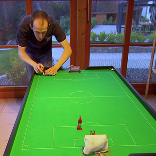 Jakob Weber beim Tipp-Kick-Training.