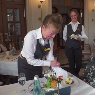 Gabriele Gass beim Arbeiten im Luxushotel in Baden-Baden.