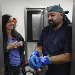 Sinan (rechts) ist Sanitärreiniger in Stuttgart und zeigt unserer Moderatorin Leonie Maderstein seine Arbeit.