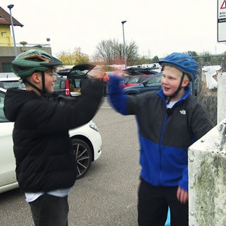 Marius und Paul beim Altglas-Entsorgen.