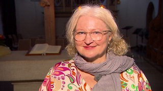 Single Katharina in der Kirche.