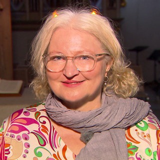 Single Katharina in der Kirche.