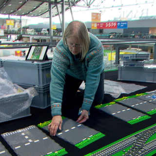 Tatjana beim Aufbau vom Lego-Flughafen ihres Sohnes.