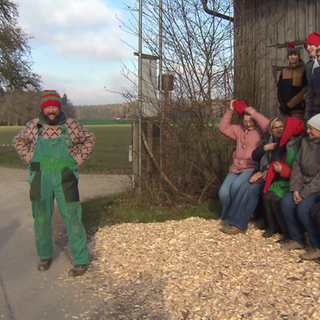 Bauer Heini führt Familien mit Kindern über seinen liebevoll gestalteten Wichtelweg auf dem Hof in Biberach.