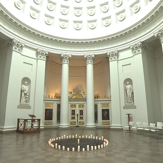 Die Innenansicht der Grabkapelle auf dem Rotenberg zeigt ihre beeindruckende Kuppel und russisch-orthodoxe Ausstattung.