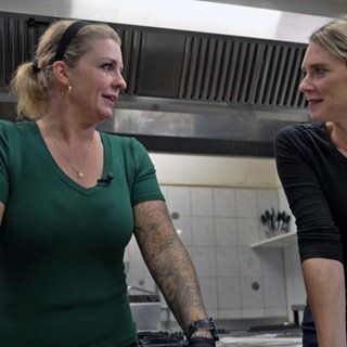 Susanne Nett (l.) und Karolina Zuk kochen Pierogi Ruskie