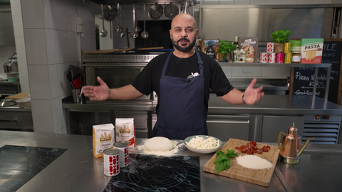 Domenico Gentile backt eine neapolitanische Pizza.