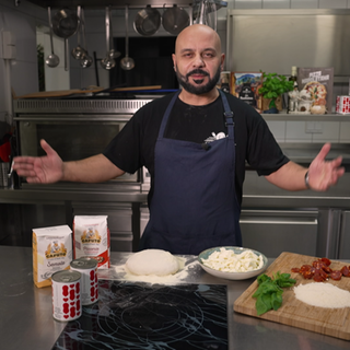 Domenico Gentile backt eine neapolitanische Pizza.