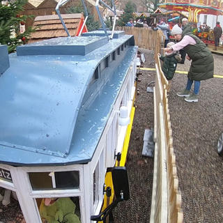 Kinder-Bähnle fährt durch den Ulmer Weihnachtsmarkt.