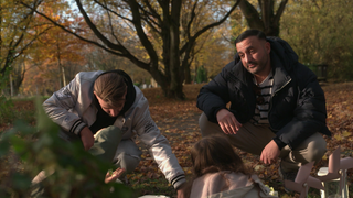 Der Comedy-Cop Luan spielt mit seinen Kindern auf dem Spielplatz.