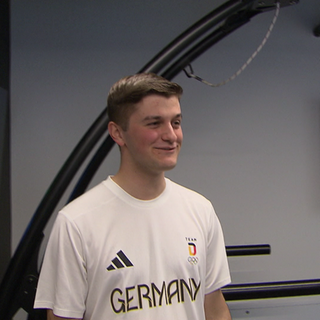 Lukas Rohfleisch spricht mit dem Sportmediziner Marc Bientzle.