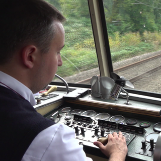 Lokführer fährt den Schienenbus "Roter Flitzer".