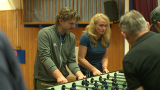 Vesti und Björn Hoffmann spielen TIschkicker.