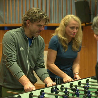 Vesti und Björn Hoffmann spielen TIschkicker.