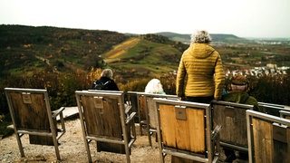 Remstalkino - auf einer Aussichtsplattform bei Weinstadt im Remstal stehen Kinosessel.