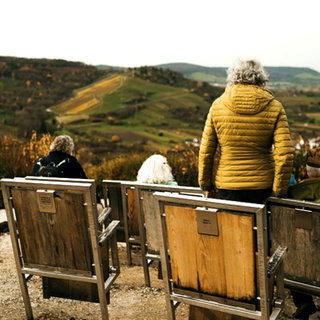 Remstalkino - auf einer Aussichtsplattform bei Weinstadt im Remstal stehen Kinosessel.