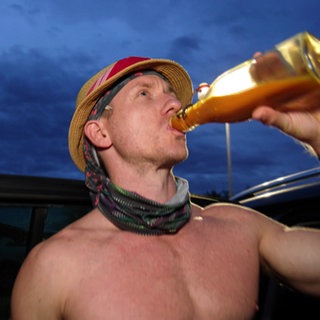Ultraläufer Daniel Hernes aus Offenburg beim Training. Er trinkt aus einer Flasche und ist oberkörperfrei.