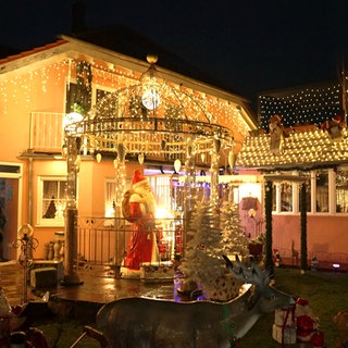 Leuchtendes Weihnachtshaus in Neulingen