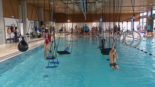 Im Hallenbad Köpfel in Heidelberg gibt es einen Ninja-Parcour, der von der Decke herabhängt.