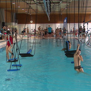 Im Hallenbad Köpfel in Heidelberg gibt es einen Ninja-Parcour, der von der Decke herabhängt.