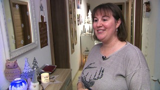 isa Rauh aus Aitrach zeigt ihr weihnachtlich geschmücktes Haus. Sie steht im Hausflur.