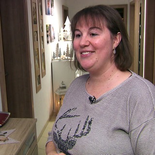 isa Rauh aus Aitrach zeigt ihr weihnachtlich geschmücktes Haus. Sie steht im Hausflur.