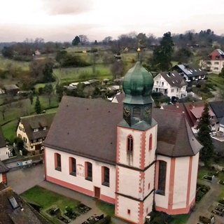 St. Cyriak-Kirche in Freiburg-Lehen von oben