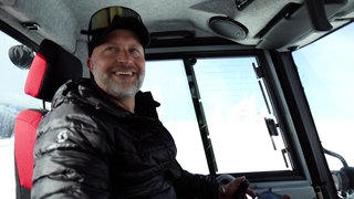 25 Jahre spurte Conny Gröbler die Loipen auf dem Feldberg. Er fährt in einer Pistenraupe durch den Schnee.