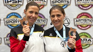 Elodie und Carine  mit ihren Medaillen, die sie bei der Poledance-Wm in Argentinien gewonnen haben