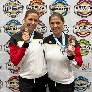 Elodie und Carine  mit ihren Medaillen, die sie bei der Poledance-Wm in Argentinien gewonnen haben