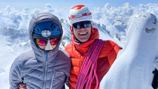 Tim und Tobias Steinberger wollen alle 4.000er der Alpen besteigen. Sie stehen auf dem schneebdeckten Gran Paradiso,