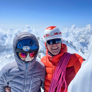 Tim und Tobias Steinberger wollen alle 4.000er der Alpen besteigen. Sie stehen auf dem schneebdeckten Gran Paradiso,