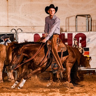 Fabian ist Deutscher meister im Westernreiten. Er sitzt auf seinem Pferd Diablo.