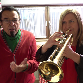 Sängerin Catarina Conti lernt mit Trompetenlegende Walter Scholz die Trompete.