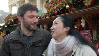 Sebastian Kopf und Catherine Ting schauen sich verliebt an.