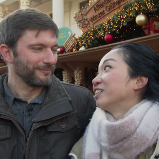 Sebastian Kopf und Catherine Ting schauen sich verliebt an.