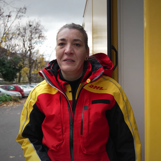 Nadine Meyer arbeitet als Paketzustellerin für DHL
