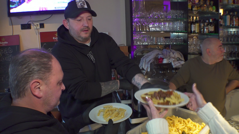 Der Partysänger Pepe Palme verteilt Essen.