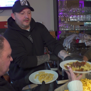 Der Partysänger Pepe Palme verteilt Essen.