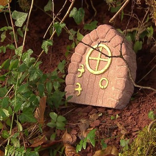 Eine kleine Wichteltür im Wald