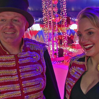 Alois Frank und seine Frau Georgina stehen im Zirkuszelt. Sie leiten den Zirkus Alaska.