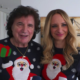 Olaf der Flipper und seine Tochter Pia Malo tragen Weihnachtspullis