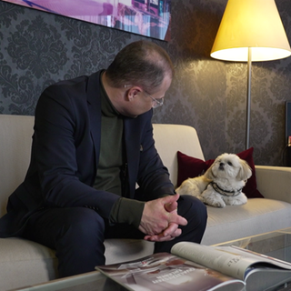 Hotelmanager Roul Hölzle mit seinem Hund.