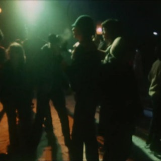 Feiernde in der Eis-Disco